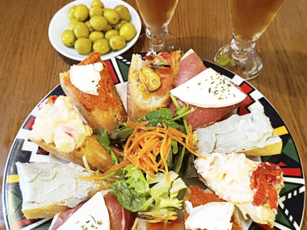 Canapés variados, cervezas bien tiradas!!